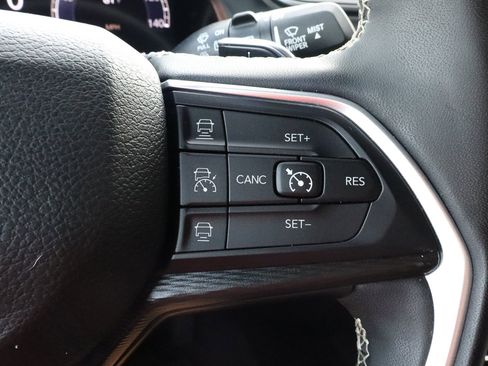 Used 2023 Jeep Grand Cherokee Altitude image 29