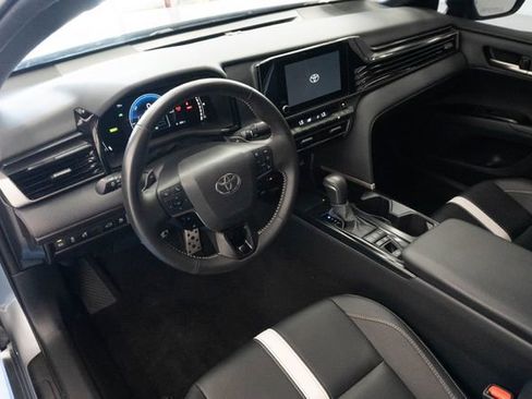 Used 2025 Toyota Camry SE FWD image 4