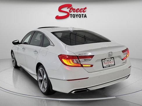 Used 2018 Honda Accord Touring image 2