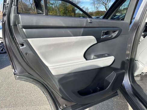 Used 2021 Toyota Highlander XLE image 17