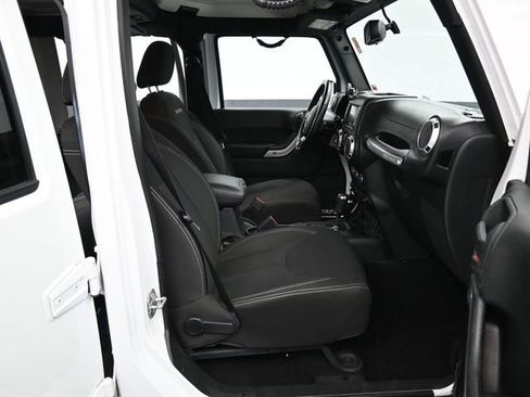 Used 2016 Jeep Wrangler Unlimited Sahara w/ Connectivity Group image 33