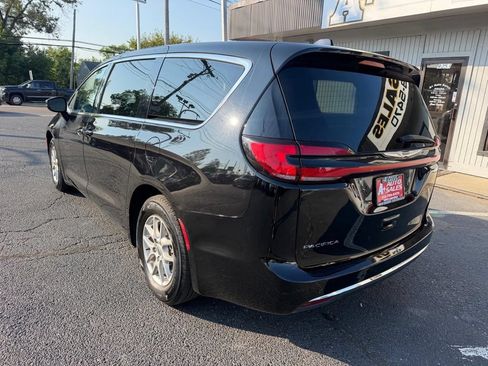Used 2024 Chrysler Pacifica Touring-L FWD image 9
