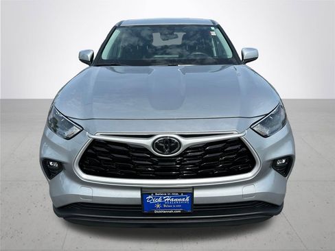 Used 2023 Toyota Highlander LE AWD/4WD image 3