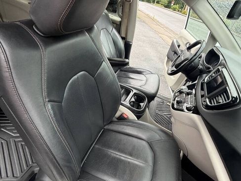 Used 2020 Chrysler Pacifica Touring-L FWD image 9