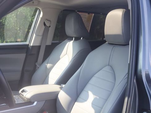 Used 2020 Toyota Highlander XLE AWD/4WD image 8