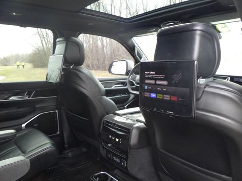 Used 2022 Jeep Wagoneer Series III w/ Premium Group I image 35