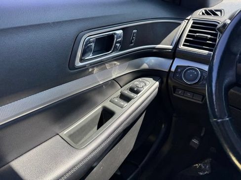 Used 2017 Ford Explorer XLT w/ Equipment Group 202A AWD/4WD image 32
