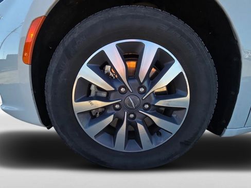 Used 2024 Chrysler Pacifica Select image 32