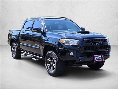 Used 2017 Toyota Tacoma TRD Sport AWD/4WD image 3