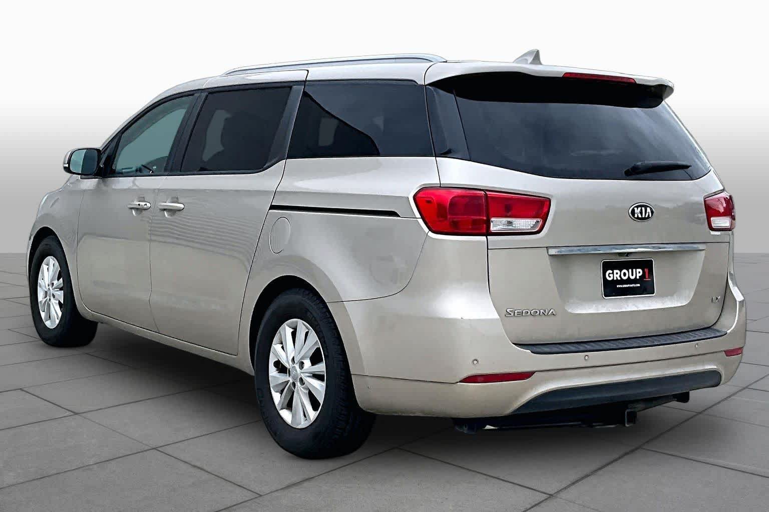 Used 2017 Kia Sedona LX w/ LX Essentials Premium Package FWD image 9