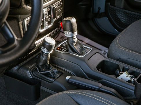 Used 2024 Jeep Gladiator Sport image 10