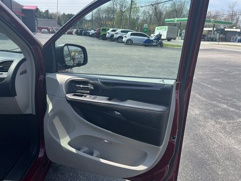 Used 2014 Chrysler Town & Country Touring image 36