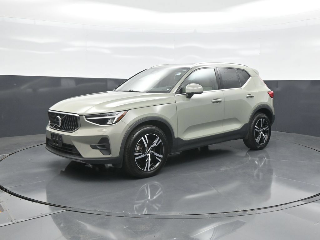 Used 2023 Volvo XC40 B5 Plus AWD/4WD image 3