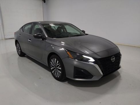 Used 2024 Nissan Altima 2.5 SV FWD image 13