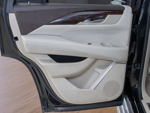 Used 2016 Cadillac Escalade Luxury image 28