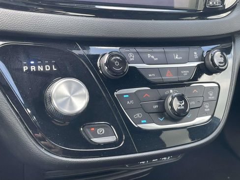 Used 2025 Chrysler Pacifica Select image 17
