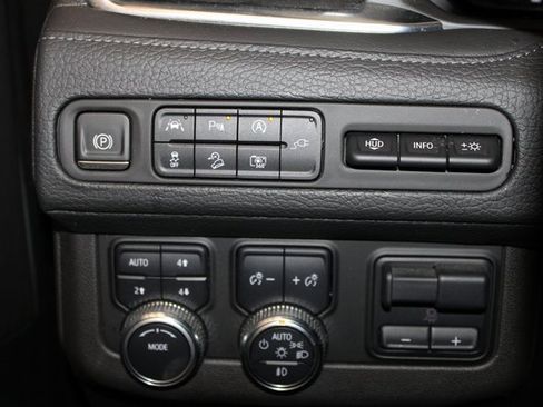 Used 2022 GMC Yukon XL Denali w/ Denali Premium Package image 28