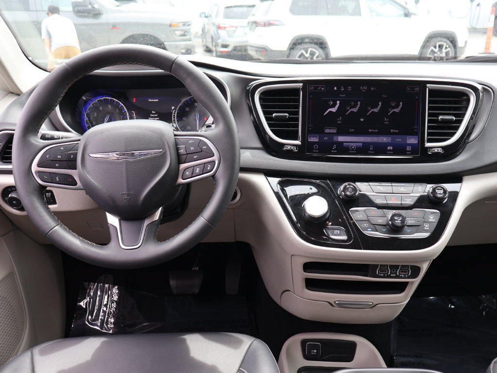Used 2024 Chrysler Pacifica Touring-L FWD image 17