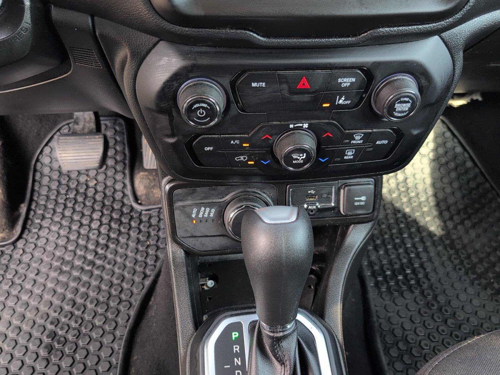 Used 2023 Jeep Renegade Latitude AWD/4WD image 24