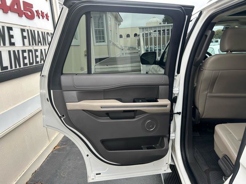 Used 2020 Ford Expedition XLT w/ Equipment Group 202A AWD/4WD image 29