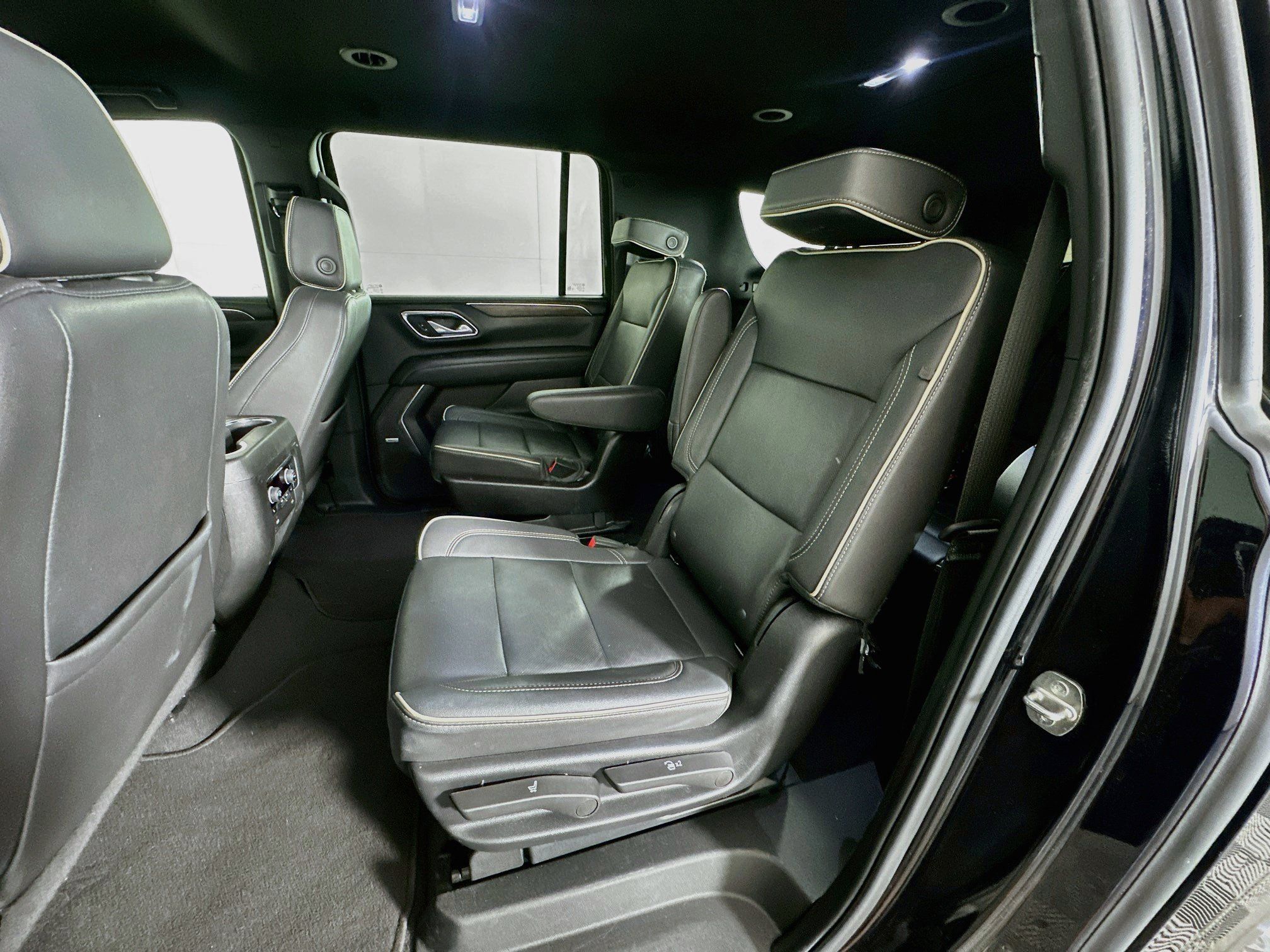 Used 2023 Chevrolet Suburban Premier AWD/4WD image 28