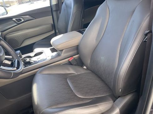 Used 2026 Kia Carnival FWD image 11
