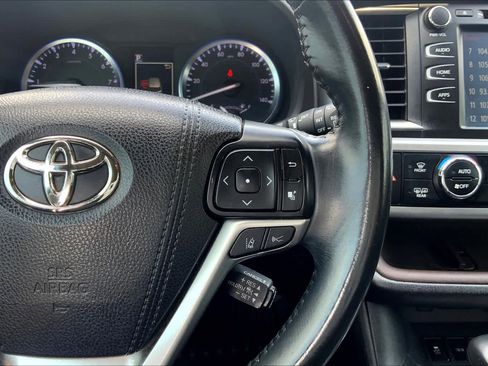 Used 2017 Toyota Highlander XLE image 24