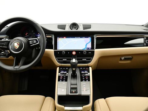 Used 2025 Porsche Macan image 22