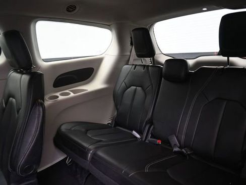 Used 2023 Chrysler Pacifica Touring-L FWD image 19