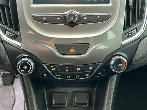 Used 2018 Chevrolet Cruze LT image 27