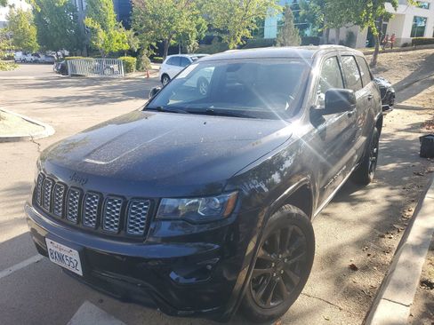 Used 2018 Jeep Grand Cherokee Altitude AWD/4WD image 1