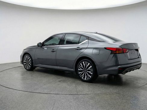 Used 2025 Nissan Altima 2.5 SV image 6