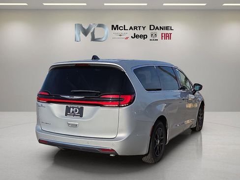 Used 2024 Chrysler Pacifica Touring-L FWD image 5