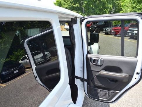 Used 2024 Jeep Wrangler Unlimited Sahara AWD/4WD image 34