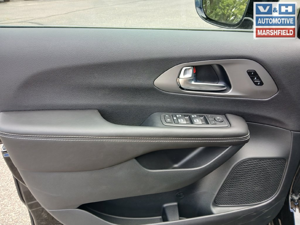 New 2027 Chrysler Pacifica Select FWD image 9