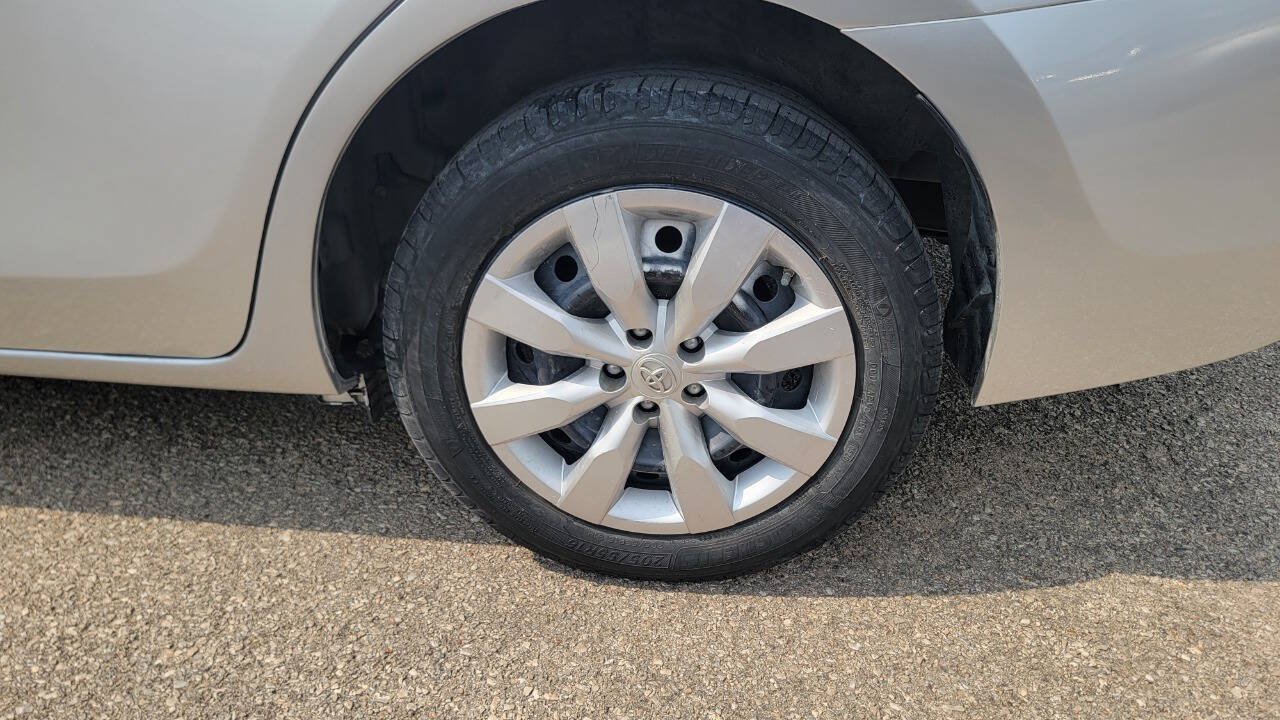 Used 2016 Toyota Corolla LE FWD image 29