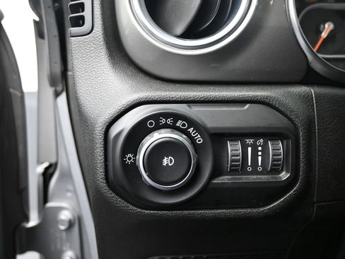 Used 2019 Jeep Wrangler Unlimited Sahara image 14