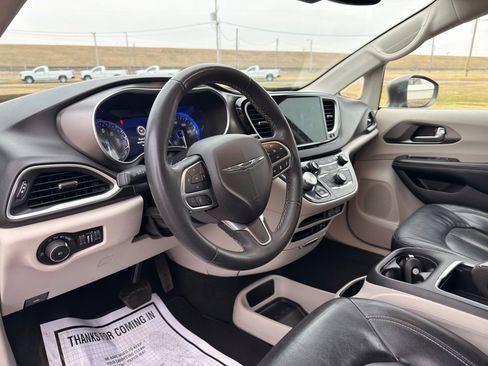 Used 2022 Chrysler Pacifica Touring-L image 25