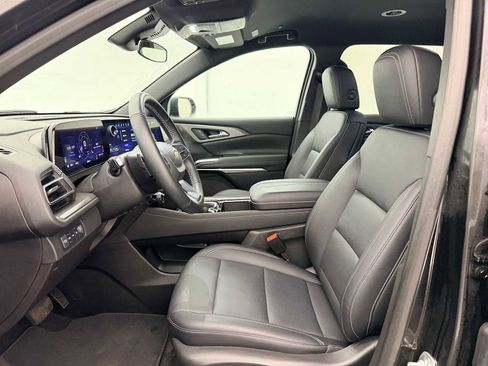 Used 2025 Chevrolet Traverse LT image 16