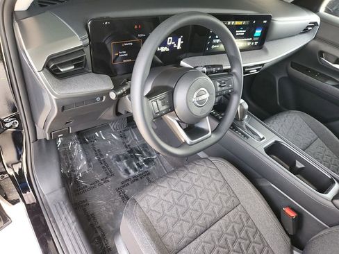 Used 2025 Nissan Kicks SV image 11