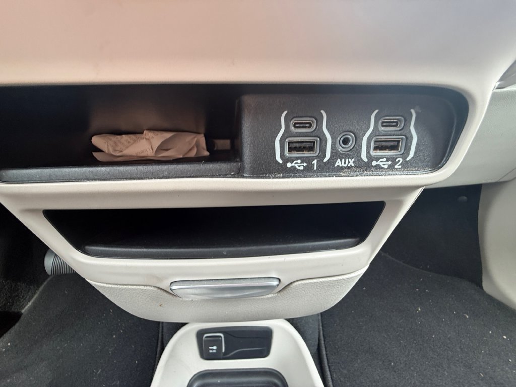 Used 2024 Chrysler Pacifica Touring-L FWD image 34