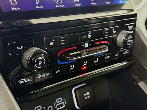 Used 2024 Jeep Grand Cherokee Limited image 16