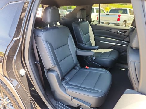 Used 2025 Chevrolet Traverse LT image 32