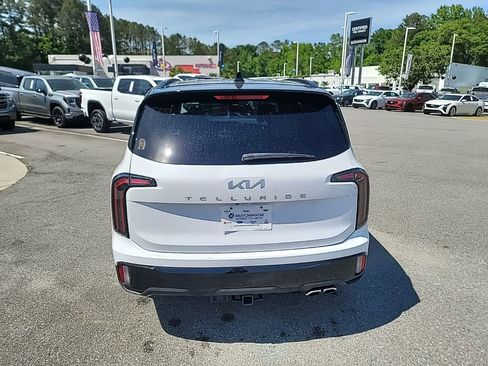 Certified 2024 Kia Telluride EX w/ EX Captain's Chair Package FWD image 6