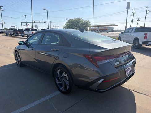 Used 2025 Hyundai Elantra Sport FWD image 7