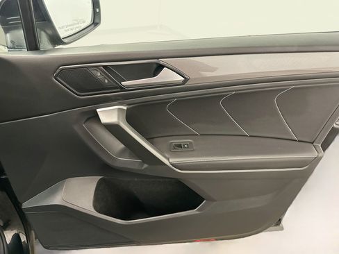 Used 2024 Volkswagen Tiguan SE AWD/4WD image 34