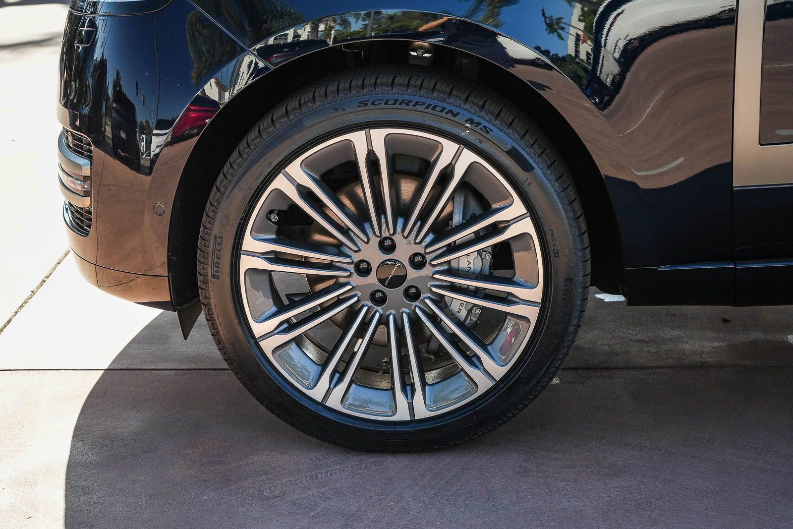 New 2026 Land Rover Range Rover Long Wheelbase SE AWD/4WD image 9