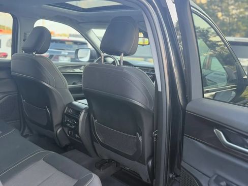 Used 2023 Jeep Grand Cherokee Laredo w/ Luxury Tech Group I AWD/4WD image 18