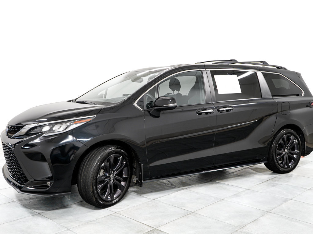 Used 2024 Toyota Sienna XSE w/ XSE Premium Package FWD image 4