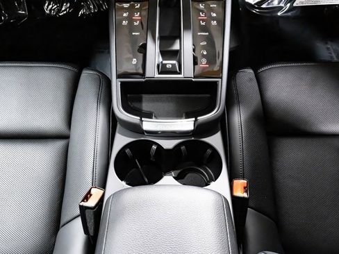 Certified 2025 Porsche Macan image 17